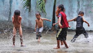 anak anak main hujan