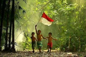 anak kecil bawa bendera
