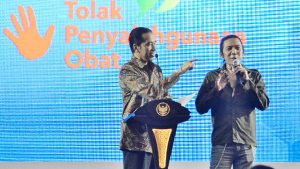 Jokowi berdialog dengan Bimbim Slank di acara Aksi Nasional Penyalahgunaan Obat dan Peredaran Obat Ilegal