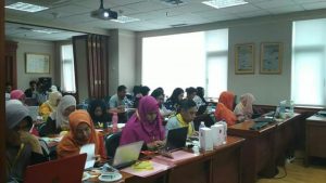 Para peserta konsentrasi menulis saat lomba blog