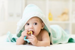 melatih kemampuan bayi 4 bulan