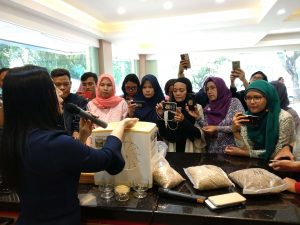 Ibu Jenny Widjaja CEO PT Readboy Indonesia menjelaskan cara kerja mesin Re-Rice kepada teman-teman BLogger