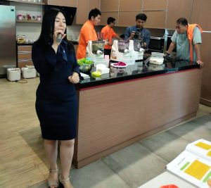Ibu Jenny Widjaya Direktur Utama PT Readboy Indonesia saat menjelaskan mengenai mesin Re-Noodle