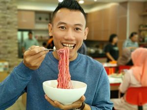Saya mencoba mie hasil buatan sendiri dengan dicampur bahan buah naga