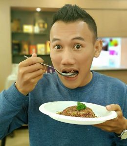 Saat melahap Nasi Goreng Hitam dengan beras hasil gilingan sendiri