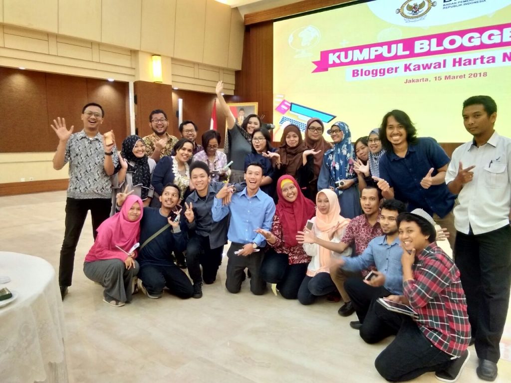 Saya dan teman-teman Blogger Jakarta foto bareng dengan Mba Ollie