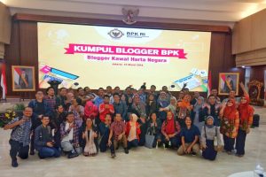 Foto bersama para narasumber dan teman-teman Blogger