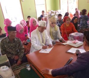 Ketika usai mengucapkan akad dan dilanjut dengan menandatangani buku nikah | Rona Ariyolo