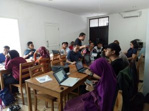 Peserta sibuk praktik bikin infografis