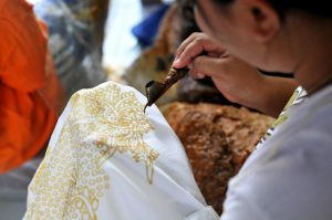 Memilih Blues Batik Untuk Perempuan Tubuh Pendek