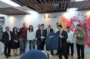 Pemberian Jaket kepada Ketua Umum KOI