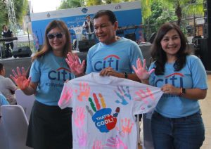 Head of Consumer Banking Citi Indonesia Cristina Teh Tan, CEO Citi Indonesia Batara Sianturi dan Director, Country Head of Corporate Affairs Citi Indonesia Elvera N. Makki berfoto bersama seusai mewarnai T-shirt dengan kata-kata motivasi dalam acara Global Community Day