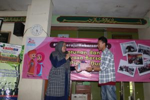 Blogger Crony menyerahkan Donasi secara Simbolis
