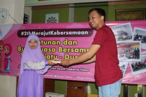 Blogger Mungil Memberikan Donasi Secara Simbolis