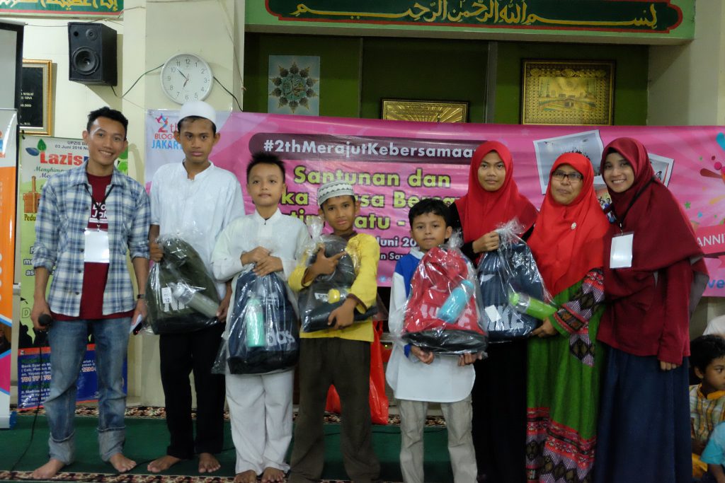 Pemberian Paket secara simbolis kepada anak-anak binaan Yayasan Ibnu Sina