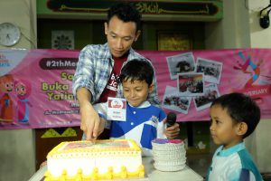 Pemotongan Kue Ulang Tahun Blogger Jakarta