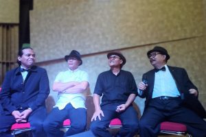 Beberapa personel The Professor usai konser