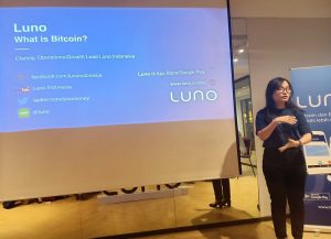 Mba Claristy dari Luno sedang menjelaskan Luno Indonesia