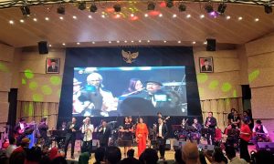 Yok Koeswoyo Koes Plus ikut bernyanyi di panggung