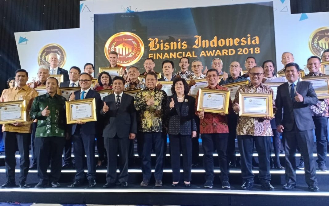 Para pemenang di Bisnis Indonesia Bisnis Financial Award 2018 bersama Menkominfo dan Direktur PT JAG