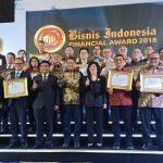 Para pemenang di Bisnis Indonesia Bisnis Financial Award 2018 bersama Menkominfo dan Direktur PT JAG