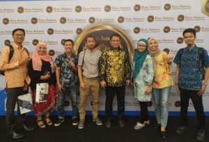 Saya bersama teman-teman Blogger Jakarta foto bersama Menkominfo di Bisnis Indonesia Financial Award 2018