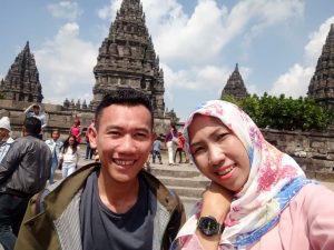 Saya bersama istri saat liburan di Jogja