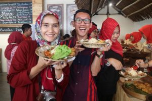 Saya dan Mba Elly Nurul mencoba menu di Bakoel Ussy