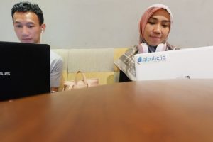 Saya dan istri meski bersebelahan, tapi tetap bekerja masing-masing