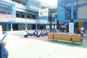 Tiba di SMP N 285 Disambut oleh para siswa