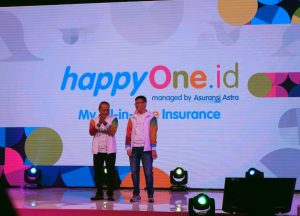 Direktur Astra International Suparno Djasmin dan CEO Asuransi Astra Rudy Chen