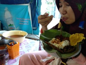 Istri Mencoba Nasi Jamblang