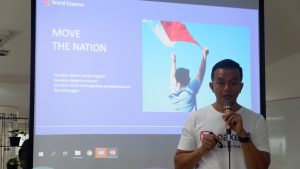 Pak A;ex sedang menjelaskan mengenai Paxel