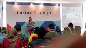 Saat mengisi sharing session Blogger Jakarta Menjadi Blogger Profesional